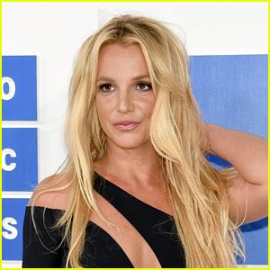 Britney Spears poses naked in pictures from paradise。